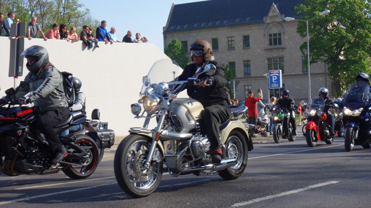 So viele Maschinen wie lange nicht kommen an diesem 1.Mai zur Bikerausfahrt auf den Domplatz. Von hier aus geht es über die Dörfer nach Gotha-Boxberg.