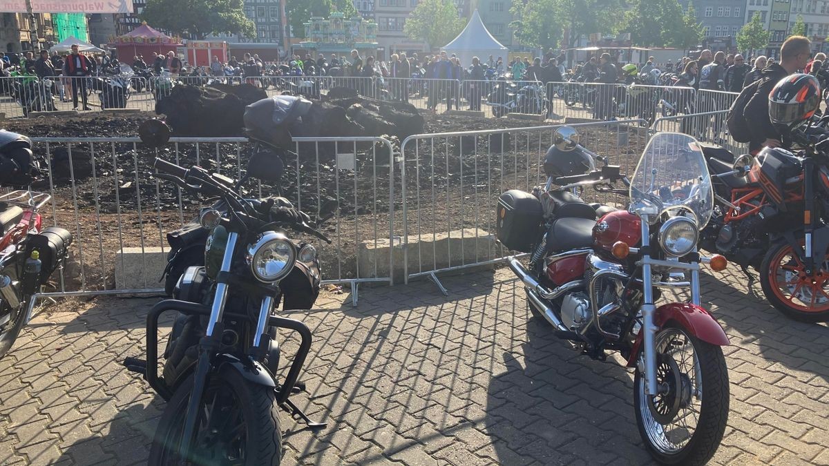 So viele Maschinen wie lange nicht kommen an diesem 1.Mai zur Bikerausfahrt auf den Domplatz. Von hier aus geht es über die Dörfer nach Gotha-Boxberg.