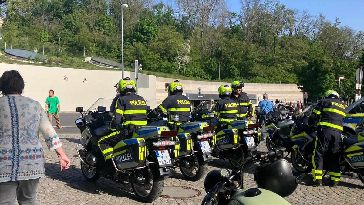 So viele Maschinen wie lange nicht kommen an diesem 1.Mai zur Bikerausfahrt auf den Domplatz. Von hier aus geht es über die Dörfer nach Gotha-Boxberg.