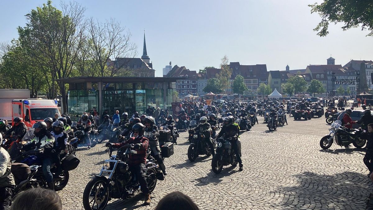 So viele Maschinen wie lange nicht kommen an diesem 1.Mai zur Bikerausfahrt auf den Domplatz. Von hier aus geht es über die Dörfer nach Gotha-Boxberg.