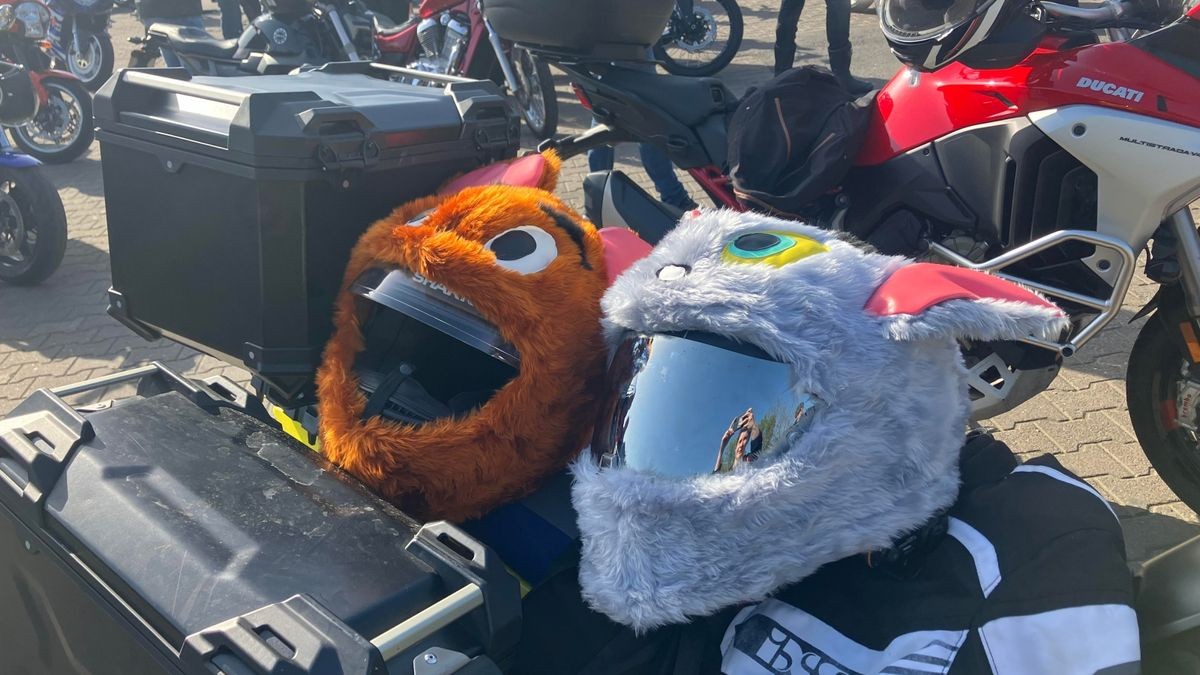 So viele Maschinen wie lange nicht kommen an diesem 1.Mai zur Bikerausfahrt auf den Domplatz. Von hier aus geht es über die Dörfer nach Gotha-Boxberg.