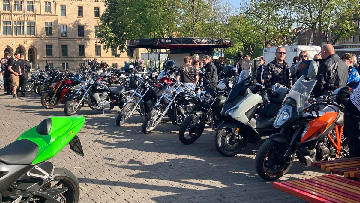 So viele Maschinen wie lange nicht kommen an diesem 1.Mai zur Bikerausfahrt auf den Domplatz. Von hier aus geht es über die Dörfer nach Gotha-Boxberg.