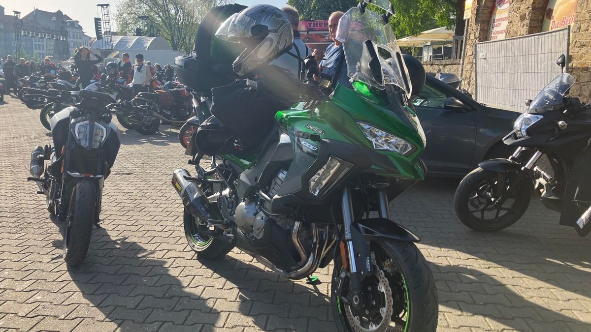 So viele Maschinen wie lange nicht kommen an diesem 1.Mai zur Bikerausfahrt auf den Domplatz. Von hier aus geht es über die Dörfer nach Gotha-Boxberg.