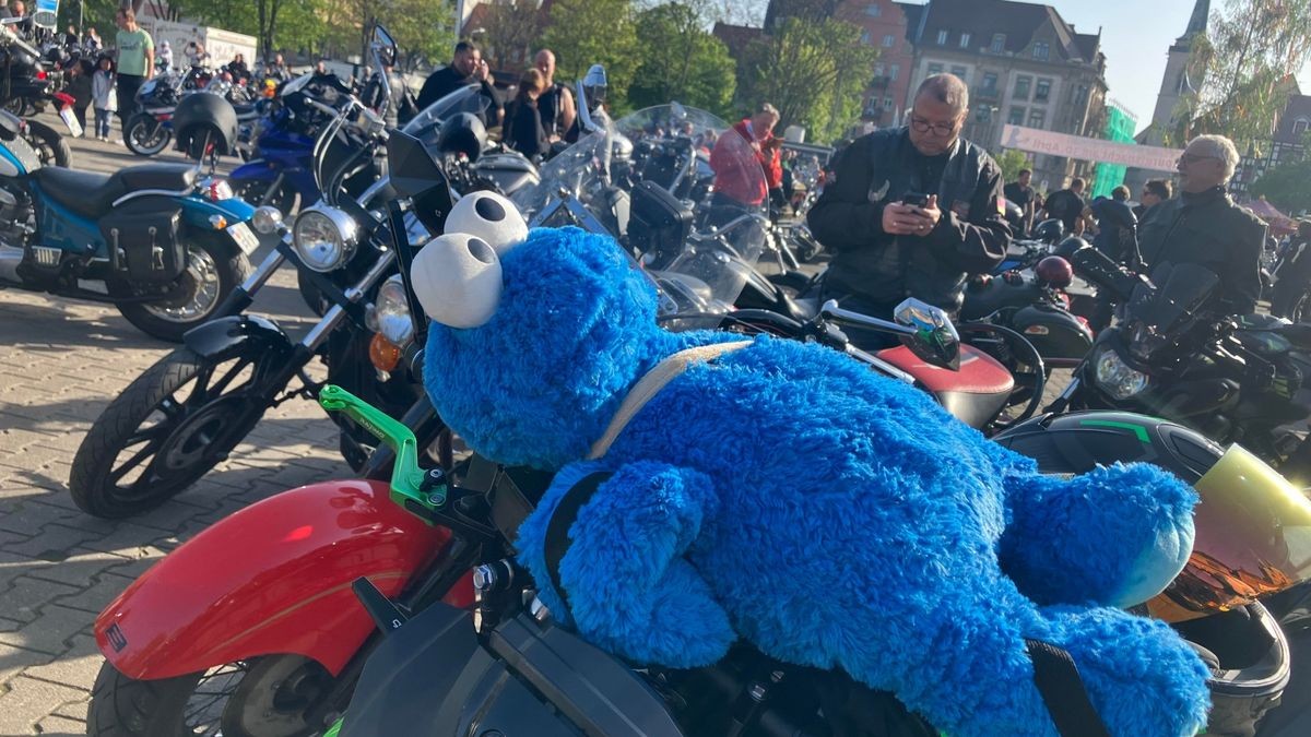 So viele Maschinen wie lange nicht kommen an diesem 1.Mai zur Bikerausfahrt auf den Domplatz. Von hier aus geht es über die Dörfer nach Gotha-Boxberg.