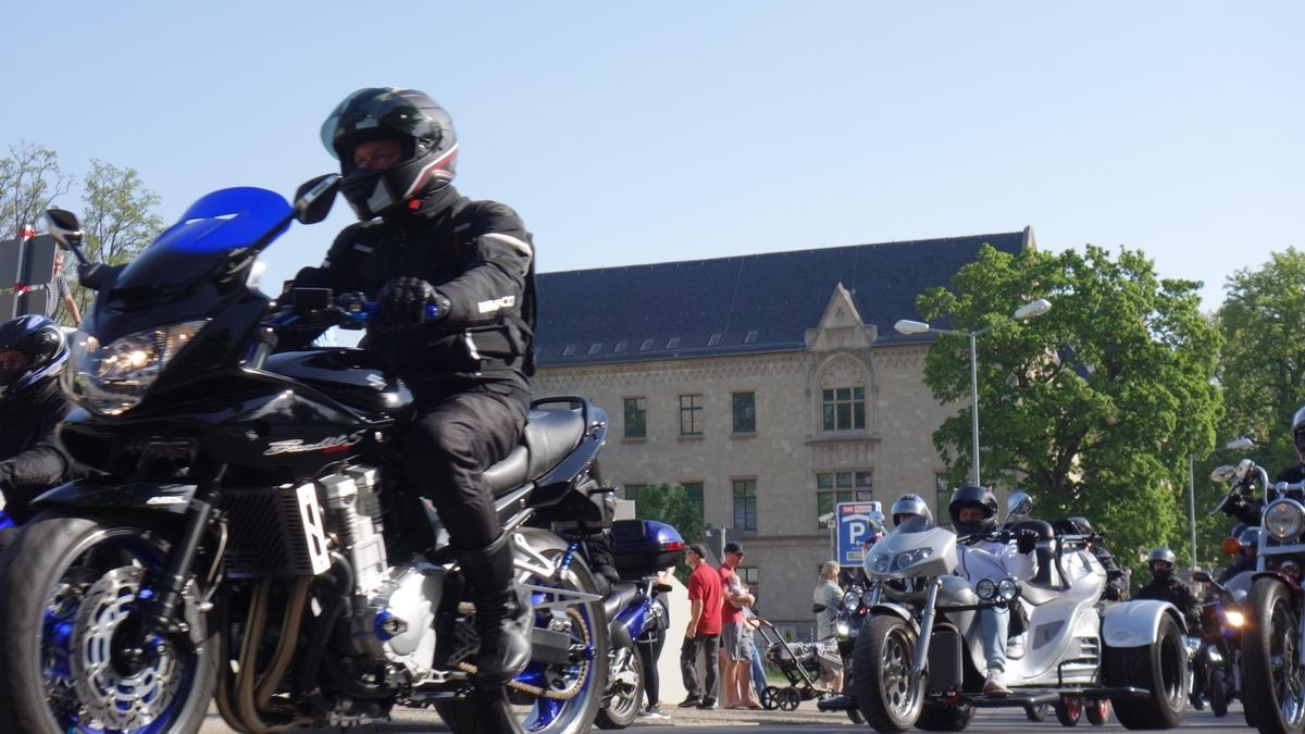 So viele Maschinen wie lange nicht kommen an diesem 1.Mai zur Bikerausfahrt auf den Domplatz. Von hier aus geht es über die Dörfer nach Gotha-Boxberg.