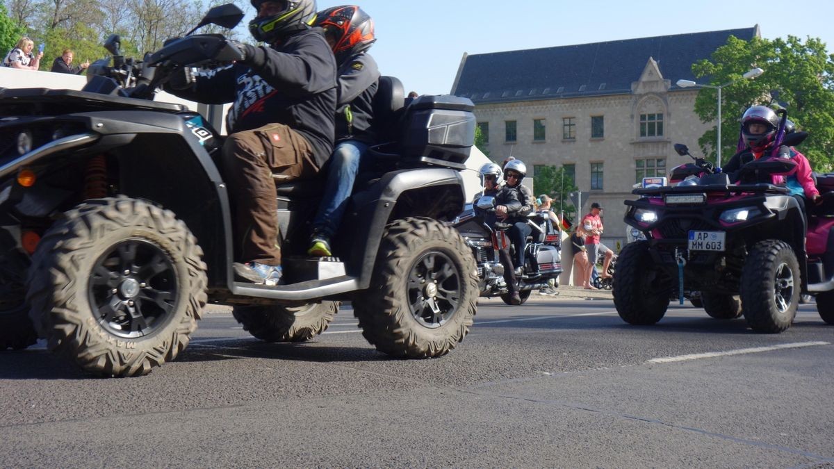 So viele Maschinen wie lange nicht kommen an diesem 1.Mai zur Bikerausfahrt auf den Domplatz. Von hier aus geht es über die Dörfer nach Gotha-Boxberg.