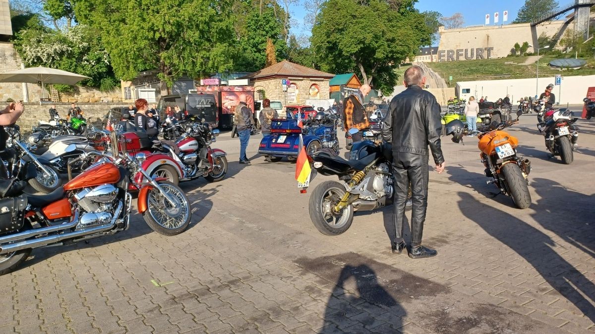 So viele Maschinen wie lange nicht kommen an diesem 1.Mai zur Bikerausfahrt auf den Domplatz. Von hier aus geht es über die Dörfer nach Gotha-Boxberg.