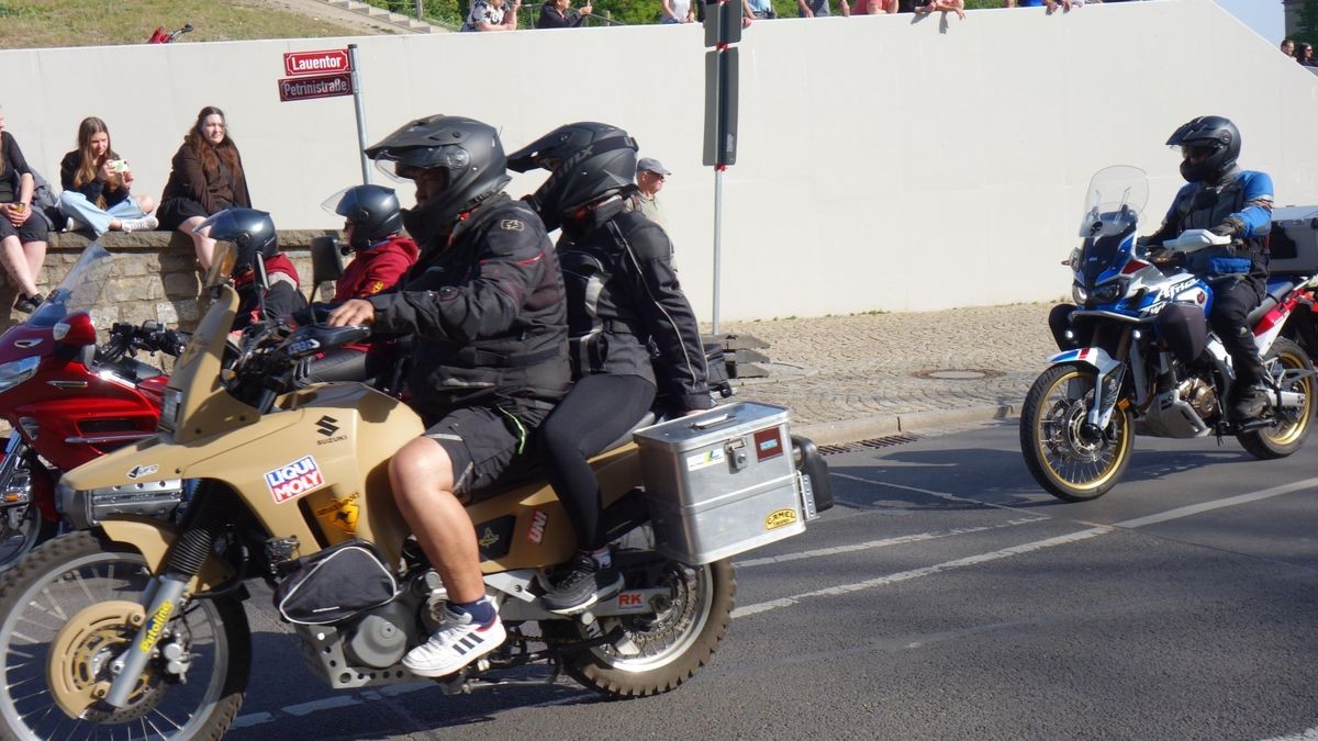 So viele Maschinen wie lange nicht kommen an diesem 1.Mai zur Bikerausfahrt auf den Domplatz. Von hier aus geht es über die Dörfer nach Gotha-Boxberg.