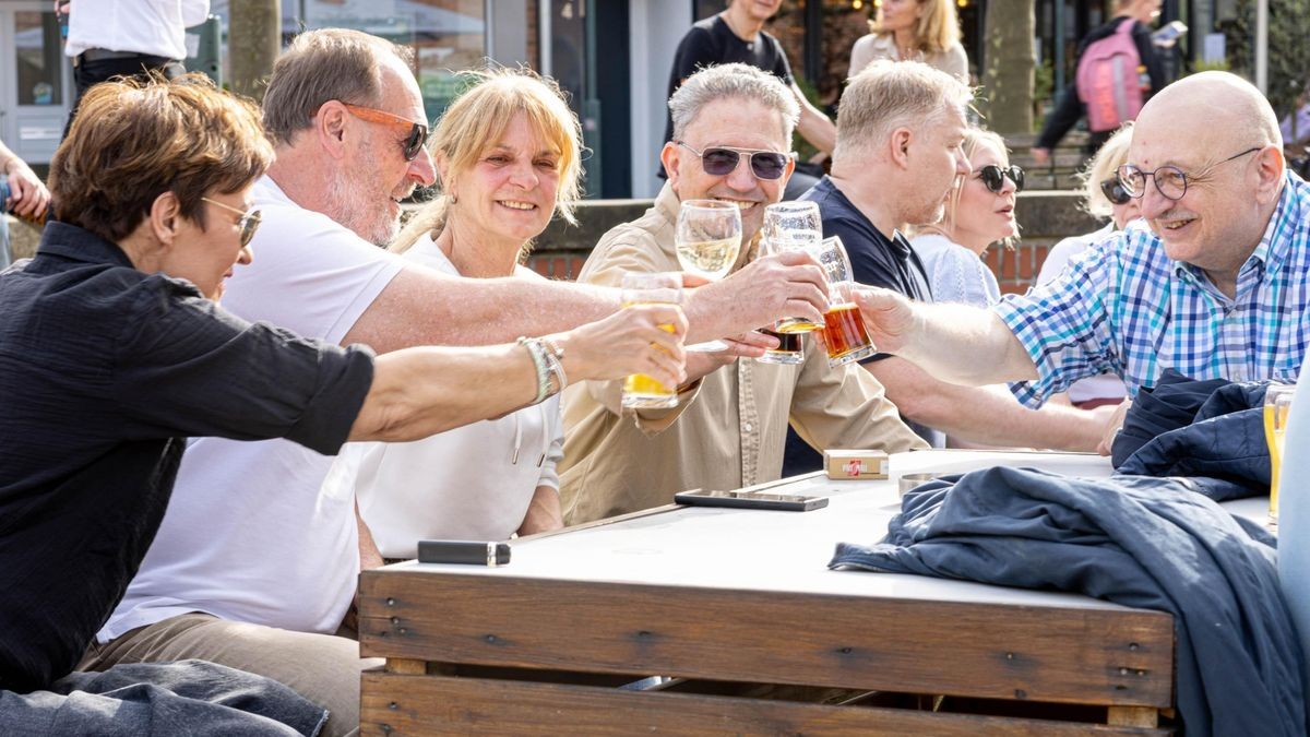 Ausgelassene Stimmung herrschte beim Saisonauftakt der Pop-up-Bar am Berliner Tor in Wesel.