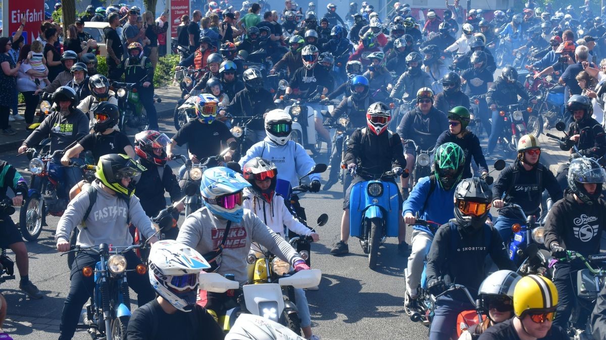 Gut 20 Minuten dauert es, bis alle Mopeds und Motorräder sowie Trabis den Parkplatz für die Ausfahrt verlassen haben.