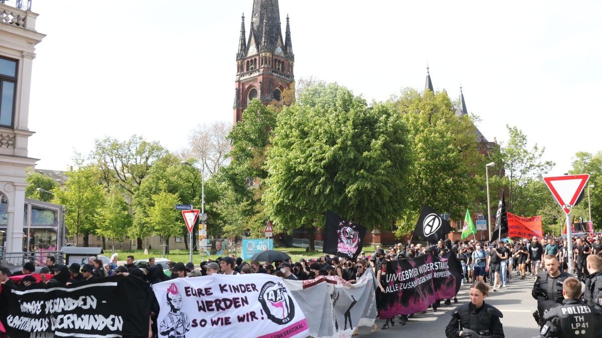 Rund 750 Teilnehmer haben sich am 1. Mai an der antifaschistischen Maidemonstration in Gera beteiligt. Nach den Vorkommnissen vor einem Jahr, als Teilnehmer der linken Demo über Stunden in der Bachgasse eingekesselt wurden, war eine hohe Teilnehmerzahl in diesem Jahr zu erwarten. Entsprechend sichert die Polizei die Demo mit einem Großaufgebot ab.  