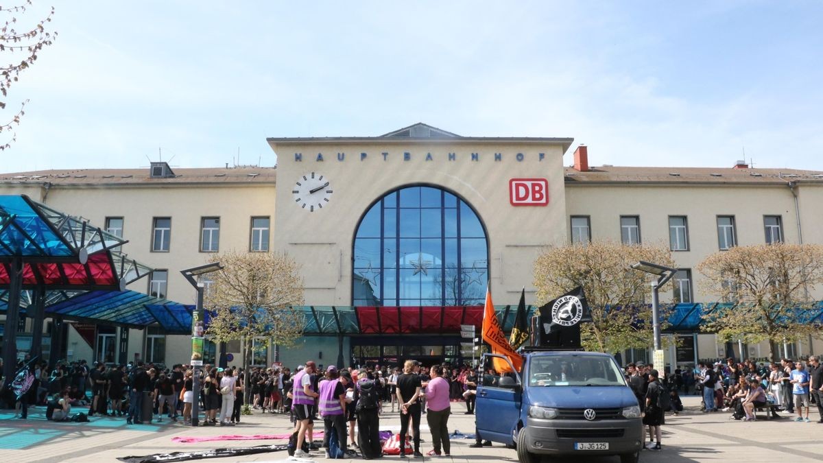 Start und Ziel der Demo war am Bahnhofsvorplatz.  