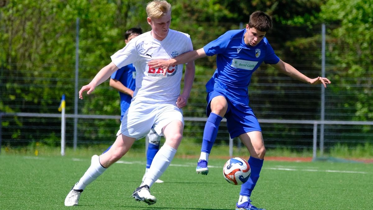 Wacker Nordhausen (links Julian Reinsch) und der FC Carl Zeiss Jena lieferten sich bei den B-Junioren packende Duelle.