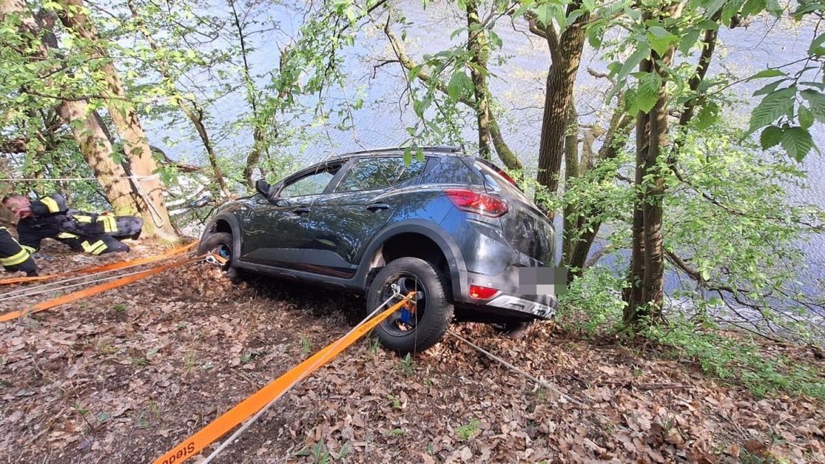 Nur ein Baum verhinderte, dass der Pkw in die Saale rutschte.