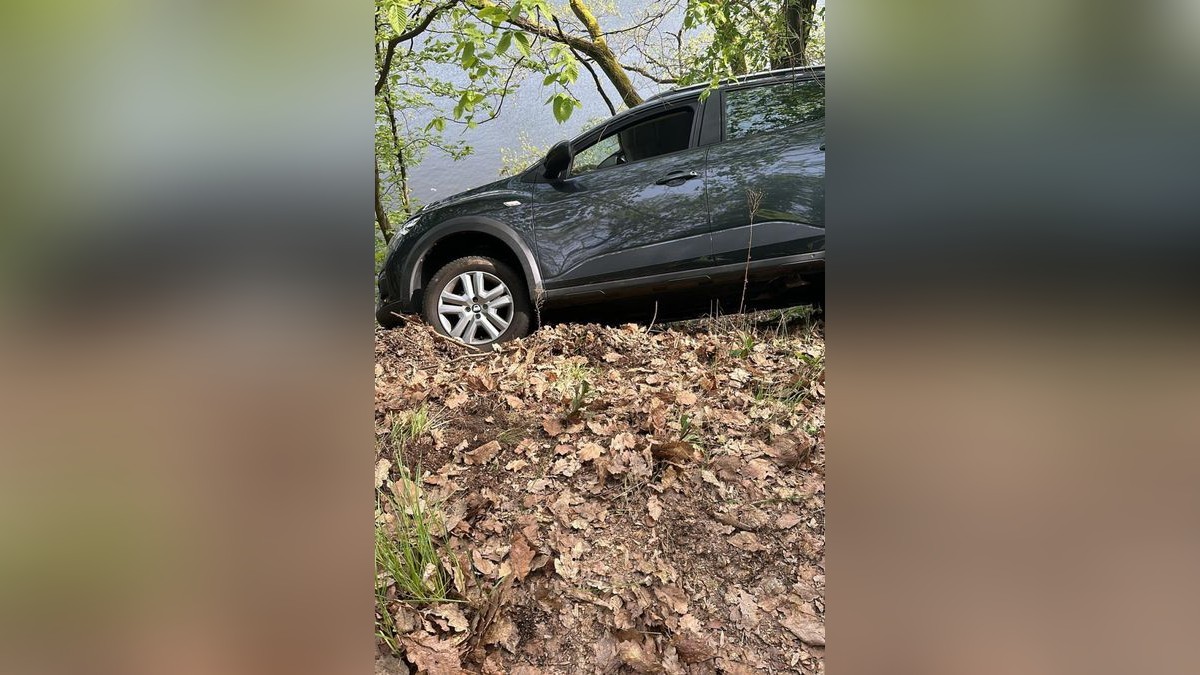 Der Fahrer kam mit leichten Verletzungen in ein Krankenhaus.