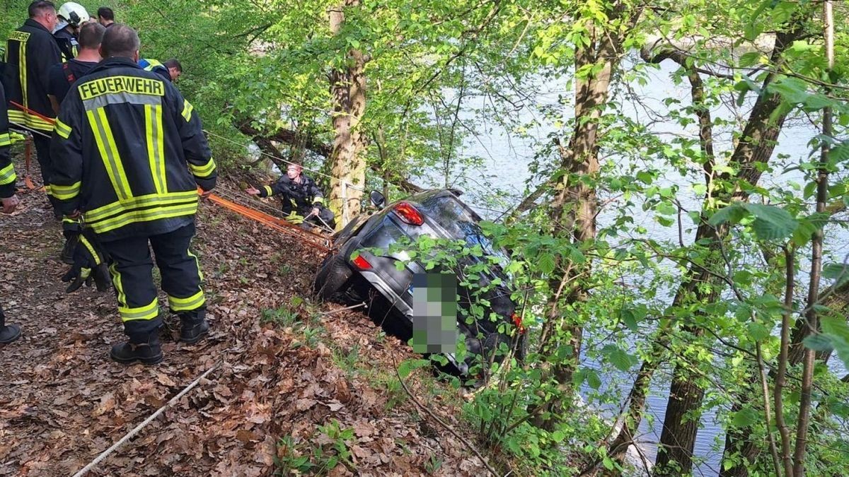 Am Mittwochnachmittag kam es nahe des Campingplatzes Linkenmühle zu einem Feuerwehreinsatz. Laut ersten Erkenntnissen war ein Mann mit seinem Fahrzeug auf einem Wanderweg unterwegs und kam aus unbekannten Gründen vom Weg ab. Das Auto rutschte einen Hang hinab. Nur ein Baum verhinderte, dass der Pkw in die Saale rutschte.  Der Fahrer wurde durch die Feuerwehr aus seinem Fahrzeug befreit. Das Auto musste zuvor aufwendig gesichert werden.  Im Anschluss kam der Fahrer mit leichten Verletzungen in ein Krankenhaus.