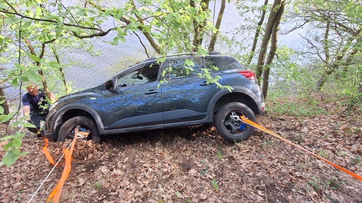 Der Fahrer kam mit leichten Verletzungen in ein Krankenhaus.