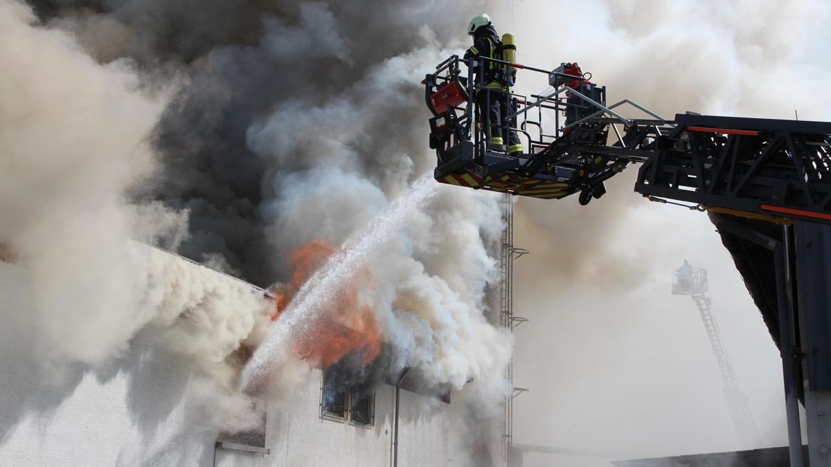 Die Heiligenstädter Feuerwehrleute versuchten, über ihre Drehleiter der Flammen in Wahlhausen Herr zu werden. Der Großbrand im Eichsfeld forderte den Rettungskräften eine Menge ab.