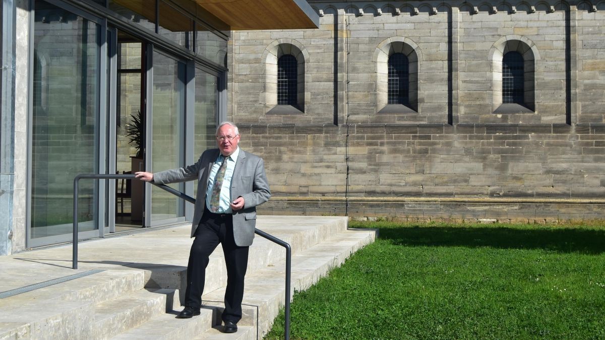 Pfarrer (i.R.) Eckhard Waschnewski vor der Klosterkirche Thalbürgel. 