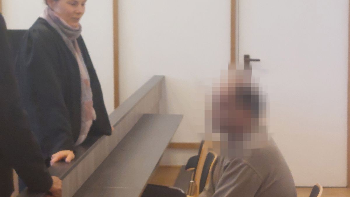 Weil er sich in einer Oberhausener Pflegeeinrichtung an einer demenzkranken 83-Jährigen verging, sitzt ein 54-Jähriger  - hier mit seiner Verteidigerin - vor Gericht.