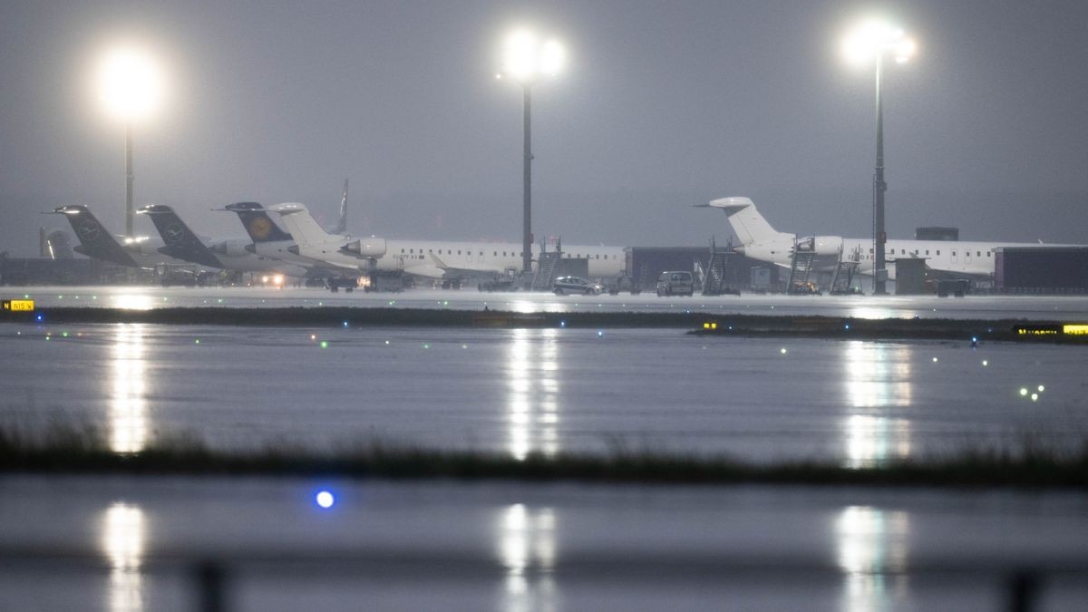 Das Unwetter hat am Donnerstag in Düsseldorf für teilweise überflutete Straßen gesorgt, vor allem im Süden der Stadt. Auch der Flughafen (Symbolbild) war vom Gewitter betroffen.