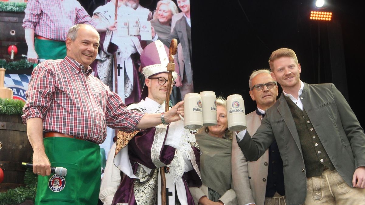 O‘zpaft is! - Das 26. Gothardusfest Gotha beginnt: Mit Fassanstich haben am Freitagnachmittag Oberbürgermeister Knut Kreuch (SPD/links), Sankt Gothardus (Maximilian Große) und Paulaner-Chef Florian Schörghuber auf dem Gothaer Hauptmarkt das Gothardusfest eröffnet. 