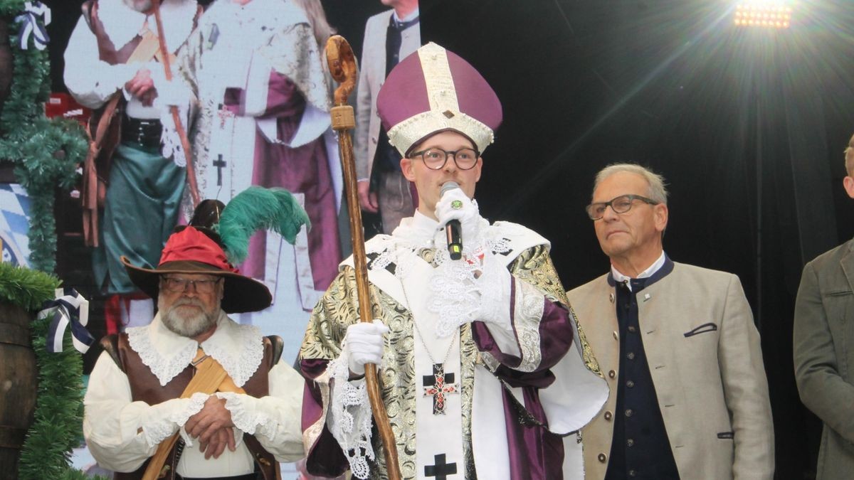 Mit Segen von Gothas Schutzpatron beginnt das 26. Gothardusfest Gotha: Maximilian Große in der Rolle des Sankt Gothardus.