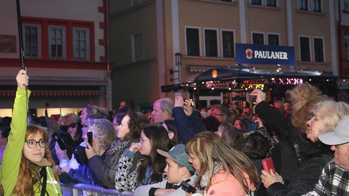 Dicht gedrängt verfolgen die Fans Popschlager-Star Eloy de Jong auf der Hauptmarkt-Bühne.