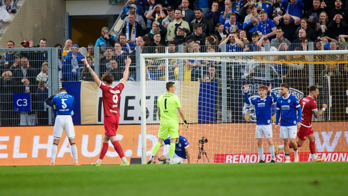 Entsetzen nach dem 1:1 gegen Energie Cottbus: Justin Smyla hat Bastian Strietzel angeschossen.