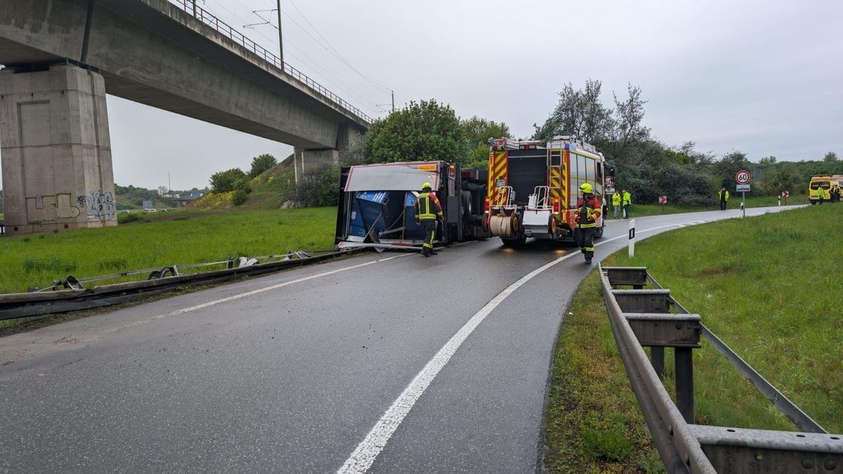 Nun wird die Bergung des verunglückten Lastwagens geplant.