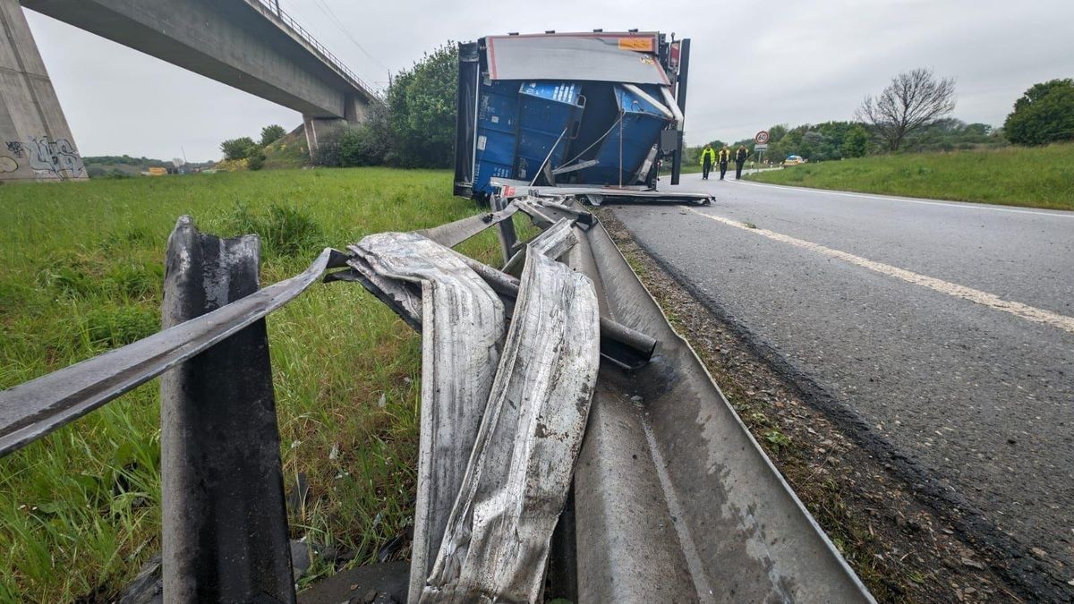 Ein Lastwagen ist am Montagmorgen am Erfurter Kreuz auf der Überfahrt von der A71 zur A4 in Fahrtrichtung Dresden umgestürzt.