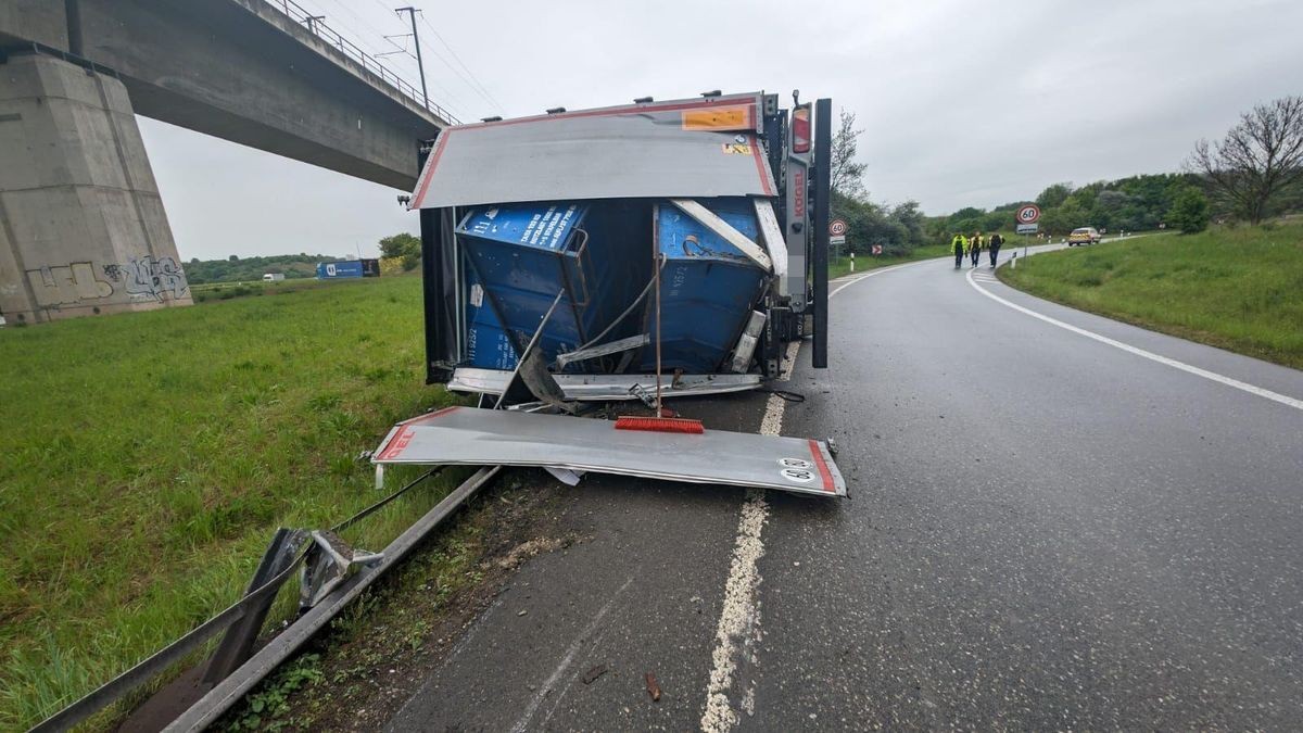 Ein Lastwagen ist am Montagmorgen am Erfurter Kreuz auf der Überfahrt von der A71 zur A4 in Fahrtrichtung Dresden umgestürzt.