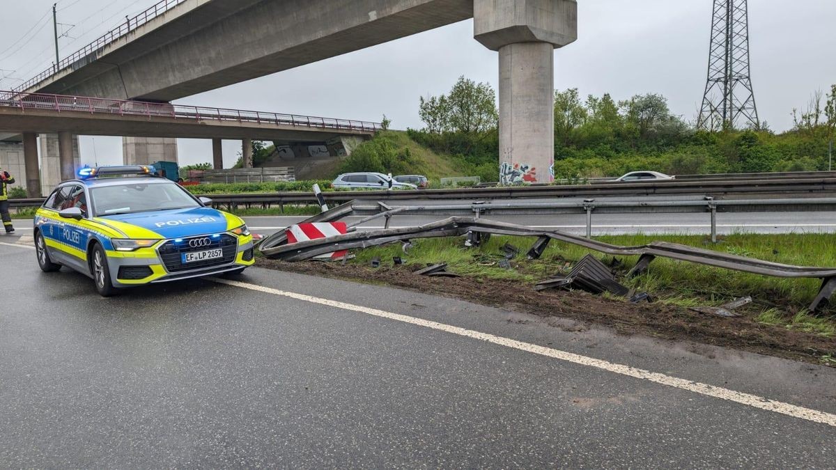 Der mit offenbar leeren Containern beladene Lastwagen hatte bei der Überfahrt mehrere dutzend Meter Leitplanke auf der linken Seite weggerissen und war dann auf die Fahrerseite gestürzt.