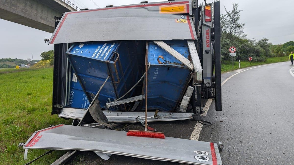 Ein Lastwagen ist am Montagmorgen am Erfurter Kreuz auf der Überfahrt von der A71 zur A4 in Fahrtrichtung Dresden umgestürzt.