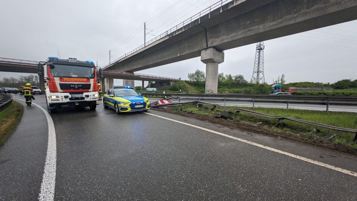 Ein Lastwagen ist am Montagmorgen am Erfurter Kreuz auf der Überfahrt von der A71 zur A4 in Fahrtrichtung Dresden umgestürzt.