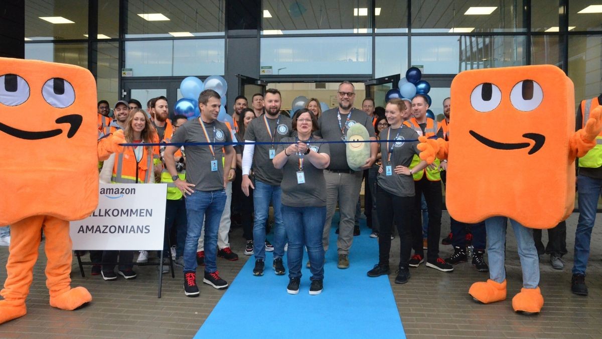 Die Standortleiterin Silvana Specht durchschneidet am Montag (6. Mai) 7.56 Uhr das Band am Haupteingang des Logistikzentrums in Erfurt-Stotternheim.