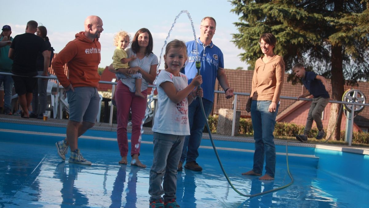 Ein Bild aus besseren Tagen: Im Herbst 2022 glaubten Rieke (vorn) und die Fördervereinsmitglieder Swen Lange, Cindy Stölzel, Sebastian Linsel und Julia Lischewski (von links) noch an eine baldige Wiedereröffnung des Klettenberger Freibads.