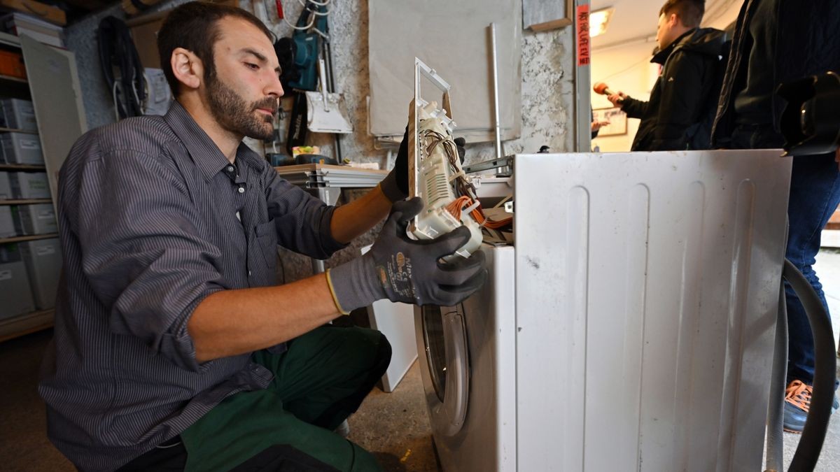 Erfurt: Sebastian Stock repariert eine defekte Waschmaschine in der Werkstatt der Erfurter Reparatur-Initiative BSR (Build, Share and Repair). (Archivbild)