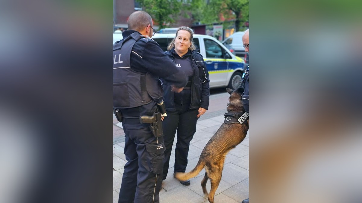 Stephanie Imhof, Leiterin des Hauptzollamts Duisburg, im Austausch mit Einsatzkräften