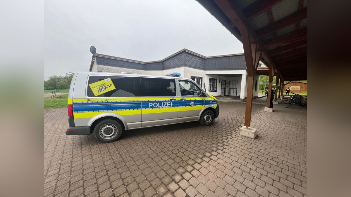 Laut Polizei wurde allein an der Fassade ein Sachschaden von mehreren Tausend Euro verursacht, um in das Gebäude einzudringen.