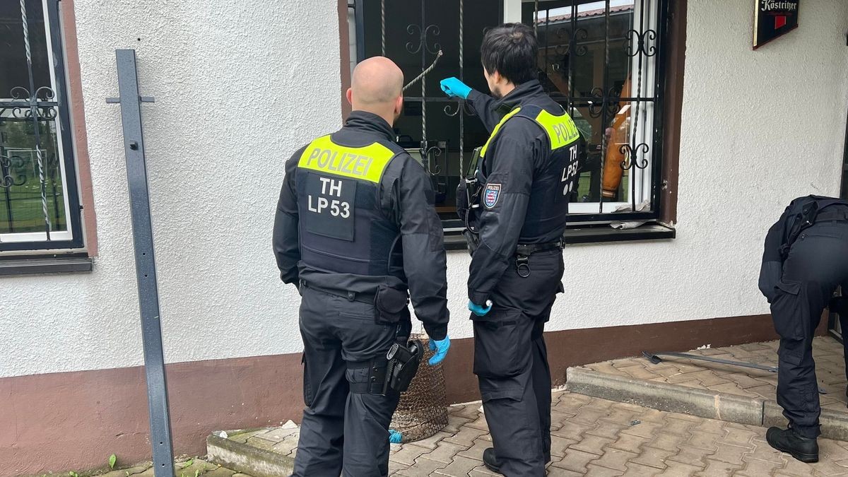 Besonders rabiat haben sich Unbekannte in Kleinfurra Zutritt zum Vereinsheim des ansässigen Sportvereins verschafft. Laut Polizei wurde allein an der Fassade ein Sachschaden von mehreren Tausend Euro verursacht, um in das Gebäude einzudringen.
Auf der Suche nach Beutegut im Inneren der Sportlerherberge blieben die Einbrecher, bis auf das Auffinden einer Musikbox, erfolglos. Den Ehrenamtlichen des SV Kleinfurra bleibt nun viel Arbeit, das Zentrum ihres Vereinslebens wiederherzurichten.
Hinweise nimmt der Inspektionsdienst Norhausen unter der Telefonnummer 03631/960 entgegen.