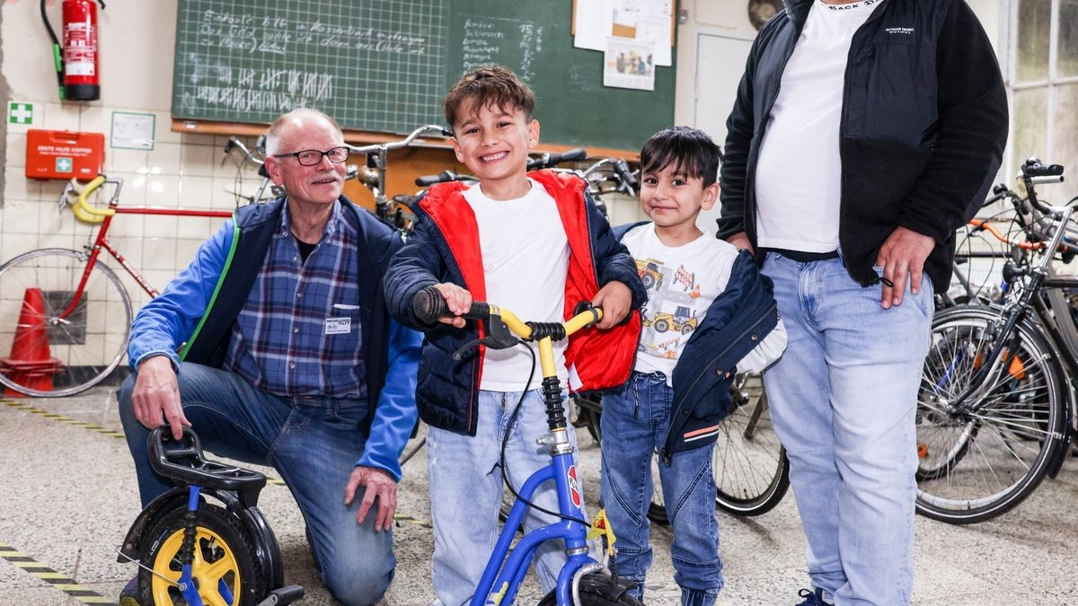 Seit 2016 betreibt Mehrhoog hilft den Fahrradkeller in der alten Grundschule in Hamminkeln - Mehrhoog mit und für Flüchtlinge. Leiter Helmut Buteweg berät Familie Sultani.