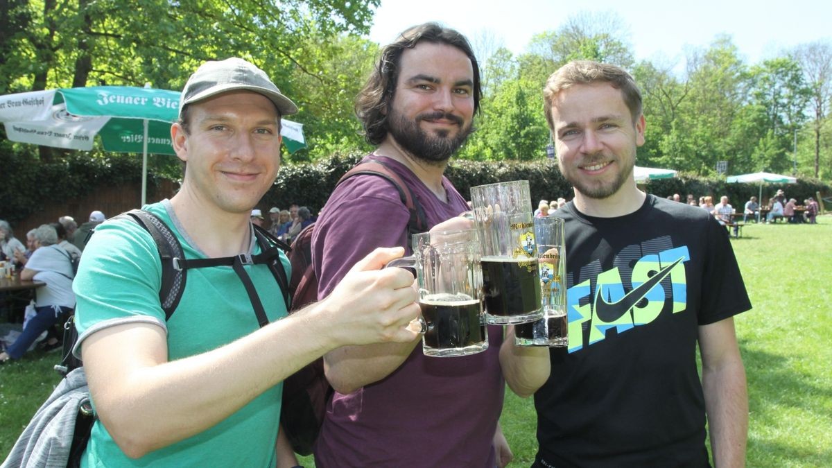 Michael Müller (von links), Georg Moog und Stefan Heiderich waren zu Himmelfahrt in Jena unterwegs. In der Papiermühle stießen sie mit lokalem Bier aus der dortigen Brauerei an.