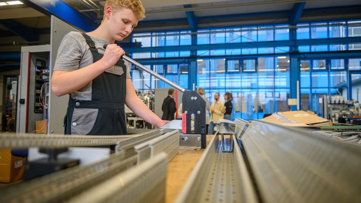 Finn Magnus Kahl macht sein Praktikum bei der Firma Sokratherm in Nordhausen. Das Praktikum absolviert der Schüler seit Oktober 2023 einmal in der Woche im Rahmes des Projekts „Tag in der Praxis“ (Archivfoto).