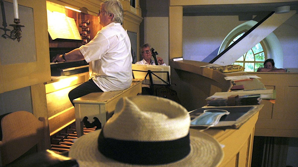 Michael von Hintzenstern spielt die Liszt-Orgel in Denstedt.