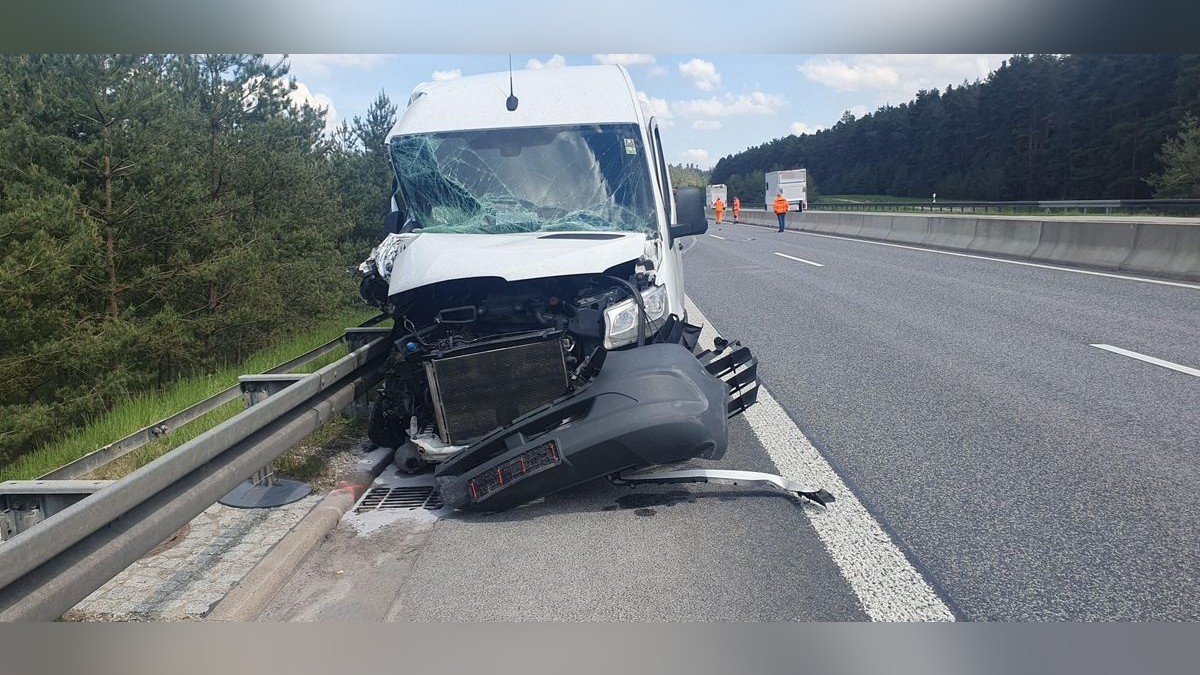 Der Mercedes Sprinter erfasste aus bisher ungeklärter Ursache das Pannenfahrzeug im Heckbereich und schleuderte es nach vorn.