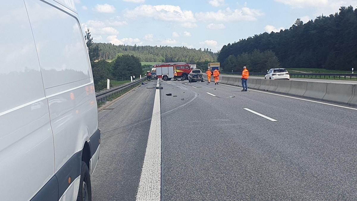 Die Autobahn war in Richtung Schweinfurt für circa 4,5 Stunden voll gesperrt.