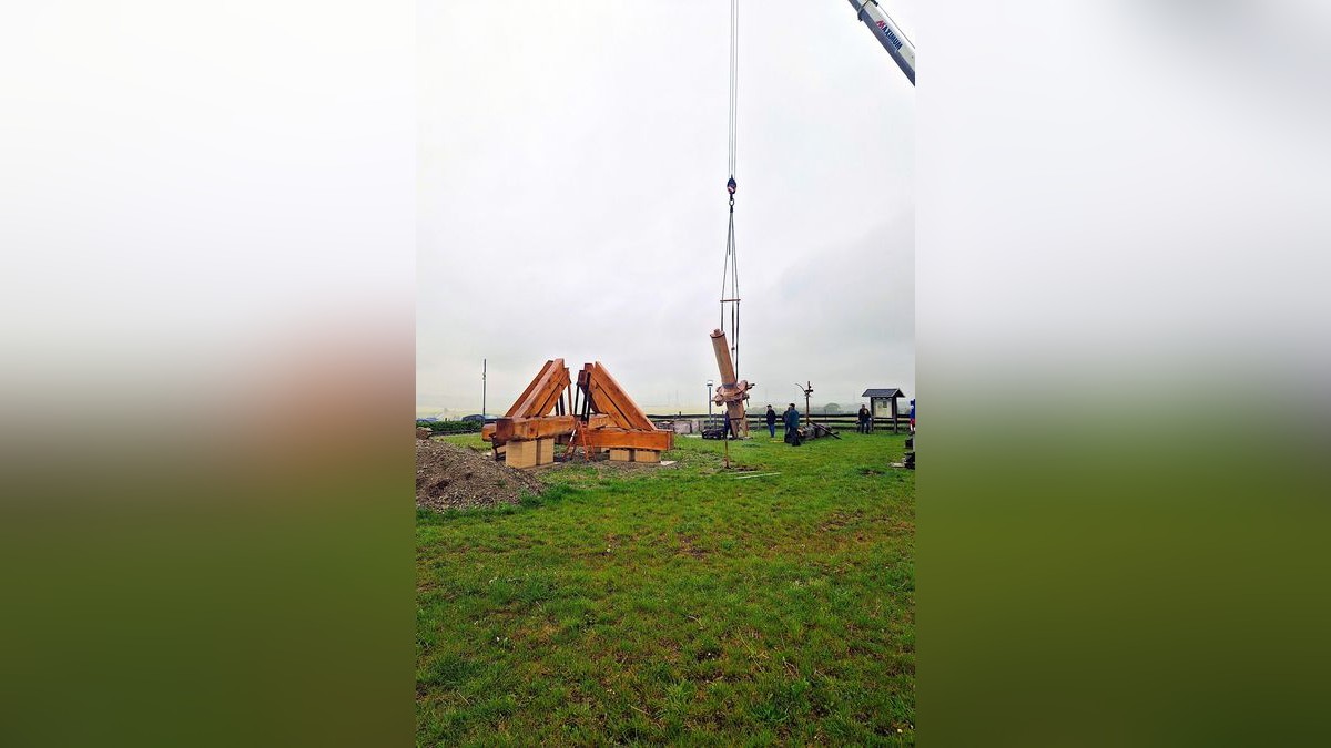 Per Kran wurde der neue „Hausbaum“ der Mühle, ein Stamm aus Eichen-Altholz, in die Bock-Konstruktion gehoben.