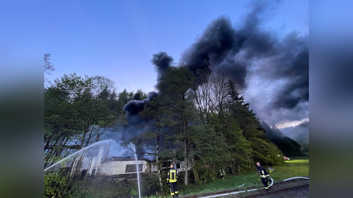 Bei Leutenberg (Landkreis Saalfeld-Rudolstadt) ist am Freitagabend ein Großbrand eines alten Sägewerks an der B90 ausgebrochen. Über 100 Einsatzkräfte kämpften gegen die Flammen. Es gab eine starke Rauchentwicklung. Verletzt wurde offenbar niemand. Die angrenzende Bundesstraße musste für die Löscharbeiten gesperrt werden.