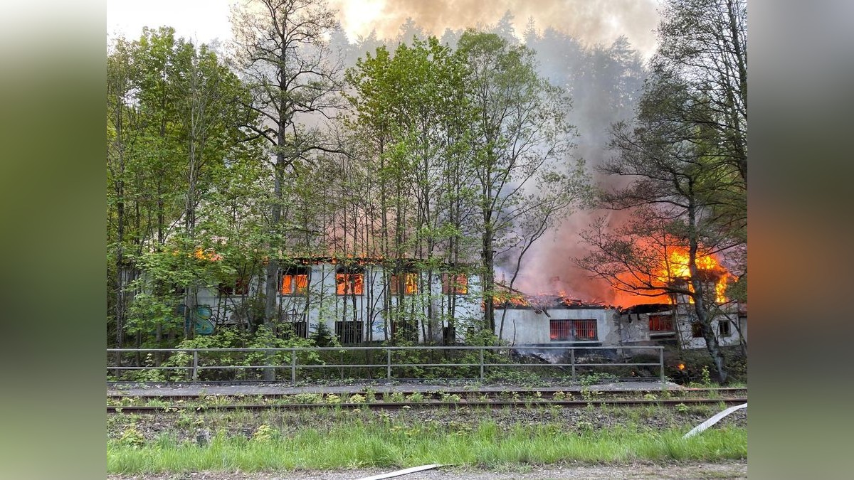 Bei Leutenberg (Landkreis Saalfeld-Rudolstadt) ist am Freitagabend ein Großbrand eines alten Sägewerks an der B90 ausgebrochen. Über 100 Einsatzkräfte kämpften gegen die Flammen. Es gab eine starke Rauchentwicklung. Verletzt wurde offenbar niemand. Die angrenzende Bundesstraße musste für die Löscharbeiten gesperrt werden.